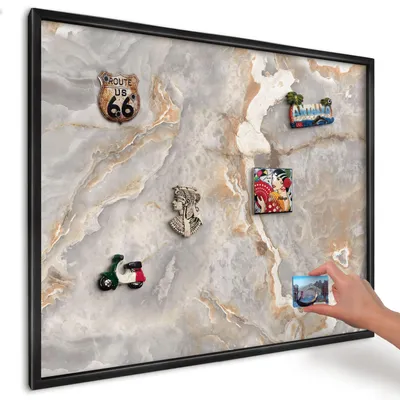 Produktbild von Magnettafel 80x60 cm mit schwarzem Rahmen - Magnetische Metalltafel, Magnetpinnwand zur Wandmontage für Wohnzimmer, Küche, Flur, Kinderzimmer und Büro - Marmor-Eleganz
