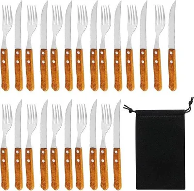 Productafbeelding van Een set van 24 steakbestekstukken voor 12 personen, bestaande uit steakmessen, vorken en stevige houten handgrepen, ideaal voor barbecues en diners
