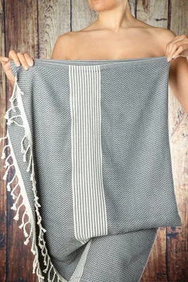 Immagine prodotto di Asciugamano Unyqoos® extra grande: morbido, leggero e ad asciugatura rapida, composto per il 60% da Lyocell™ Lyocell e per il 40% da cotone, dimensioni 210 x 95 cm, colore grigio/bianco, ideale per sauna e spiaggia