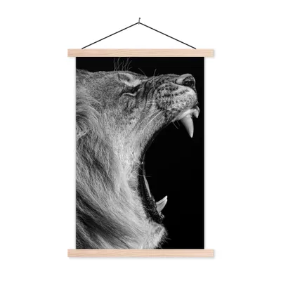 Produktbild von MuchoWow® Textilposter Tiere - Löwe - Schwarz - Weiß - Porträt 60x90 cm mit holzfarbenen Rahmen - Textil