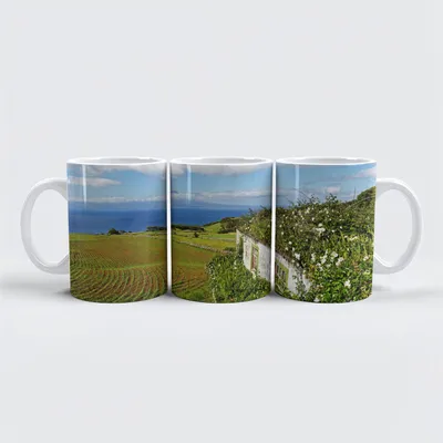 Image de raxxa Mug premium "Açores - Maison avec fleurs et vue sur l'île
