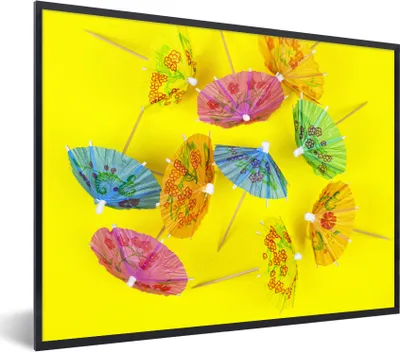 Produktbild von MuchoWow® MuchoWow® Gerahmtes Poster Sonnenschirme auf Gelb 80x60 cm - Poster mit zchwarzem Bilderrahmen - Schwarzem - Mit Gestell