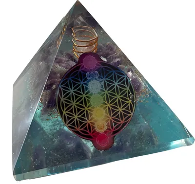 Produktbild von CHONIT Orgonit Pyramide, Chakra-Mix hellblau mit Symbol Blume des Lebens, EMF-Schutz gegen Strahlung, groß mit Bergkristall als Deko für zu Hause