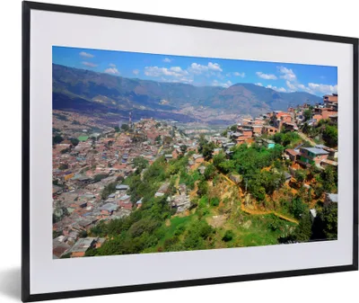 Produktbild von MuchoWow® MuchoWow® Gerahmtes Poster Blick über Medellín und seine Berge in Kolumbien 60x40 cm - Poster mit zchwarzem Bilderrahmen - Schlafzimmer - Plakat in Rahmen - Drucken
