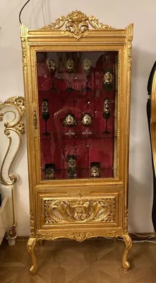 Produktbild von Casa Padrino Barock Vitrine Gold / Bordeauxrot - Handgefertigter Massivholz Antik Stil Vitrinenschrank mit Glastür und Schublade - Antik Stil Möbel - Barock Möbel - Wohnzimmer Möbel im Barockstil