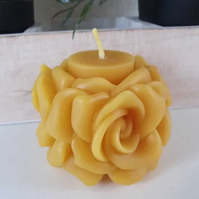 Produktbild von Bienenwachskerze runde Rosen Kerze 6 cm