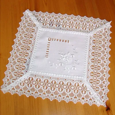 Immagine prodotto di Piccolo copriletto CORA con pizzo e ricami in stile rustico, 35x35 cm