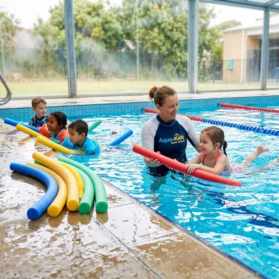 Produktbild von Schwimmnudel - 155 x 6 cm - Schwimmende Schaumstoffnudel - Schwimmhilfe für Pool und Strand - Aquafitness - 1 Stück - Zufällige Farbe - Gelb, Grün, Blau oder Rosa [56395], KI-generiertes Bild