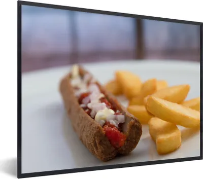 Produktbild von MuchoWow® Gerahmtes Poster Leckeres Frikandel-Spezial mit Pommes 40x30 cm - Poster mit Schwarzem Bilderrahmen Wandposter Rahmen Foto Bilder - Kunstposter - Wanddekorationen
