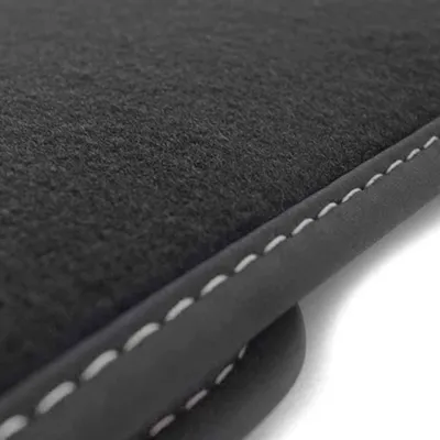 Produktbild von Fußmatten Passend für VW Caddy III und IV (2003-2018) Automatten 2-teilig Velours Matten Set schwarz mit weißer Ziernaht