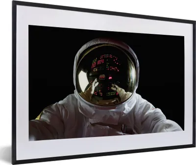 Produktbild von MuchoWow® MuchoWow® Gerahmtes Poster Weltraum - Astronaut - Schwarz 60x40 cm - Poster mit zchwarzem Bilderrahmen - Schlafzimmer - Plakat in Rahmen - Drucken