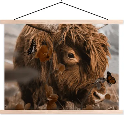 Produktbild von MuchoWow® Textilposter Schottische Hochlandrind - Blumen - Schmetterlinge 40x30 cm mit holzfarbenen Rahmen - Bilder