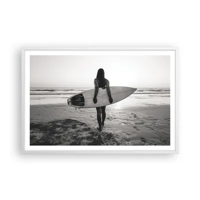 Produktbild von Gerahmtes Poster - Weißer Rahmen - Frau Strand Surfen - 91,5x61 cm - Wand Bild - Wanddeko - Wandbilder - Kunstposter - Wandposter - Bilderrahmen - Bilder - Kunstdruck Wanddekoration - P2WAA91x61-5036
