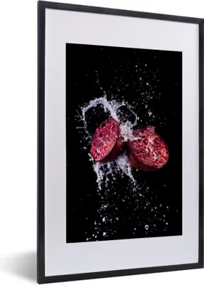 Produktbild von MuchoWow® Gerahmtes Poster Granatapfel - Frucht - Wasser - Schwarz - Violett 40x60 cm - Poster mit Schwarzem Bilderrahmen Wandposter Rahmen Foto Bilder - Poster in Rahmen
