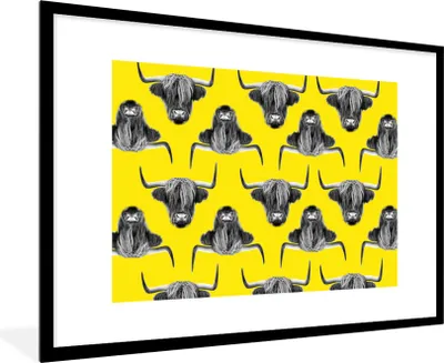 Produktbild von MuchoWow® MuchoWow® Gerahmtes Poster Schottisches Hochlandrind - Muster - Gelb 90x60 cm - Poster mit zchwarzem Bilderrahmen - Wanddekoration - Fotos