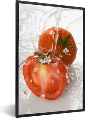 Produktbild von MuchoWow® MuchoWow® Gerahmtes Poster Tomate - Wasser - Waschen 40x60 cm - Poster mit zchwarzem Bilderrahmen - Papierdruck - Wandbilder