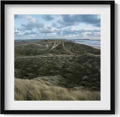 Produktbild von Berglandschaft mit Wiesen und Gräsern– Wandbild mit Rahmen – Gerahmtes Bild  – Wanddekoration – 50x50 cm –  Schwarz Rahmen