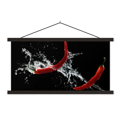 Produktbild von MuchoWow® Textilposter Chilischote - Stilleben - Wasser - Schwarz - Rot 60x30 cm mit schwarzem Rahmen - Textilien