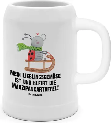 Produktbild von Mr. & Mrs. Panda Krug Smörle Rodeln - Weiß - Geschenk, Steinkrug, Marzipan, Winter, Schlittenfahren, Keramikkrug, Humpen, Bier Seidel
