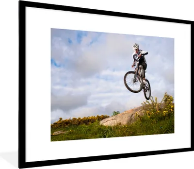 Produktbild von MuchoWow® Gerahmtes Poster Mann springt auf ein Mountainbike 80x60 cm - Poster mit Schwarzem Bilderrahmen Wandposter Rahmen Foto Bilder - Schlafzimmer-Dekorationen - Fotoposter
