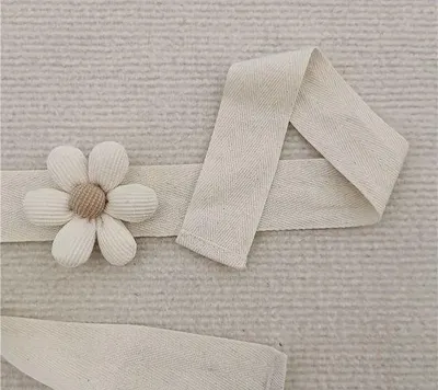 Produktbild von Gardinenband mit Blume – Margerite – Nude/Beige – Dekoration für Vorhänge – Kinderzimmer und Babyzimmer
