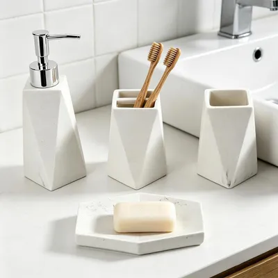 Immagine prodotto di Set da bagno 4 pezzi, bianco, in resina: dispenser per sapone, portacuce, porta spazzolini, bicchiere per collutorio