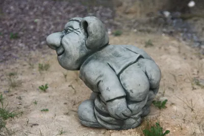 Produktbild von Steinguss Deko Gartenfigur Troll mit heruntergelassener Hose