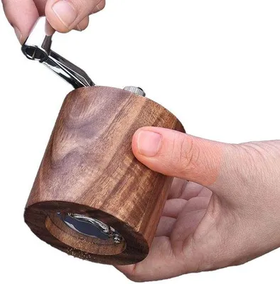 Obrázek produktu pro Ruční mlýnek na bylinky – ideální pro ingredience a koření – kuchyňské příslušenství – 5,8 cm – vyroben z kovu – pro domácnost a zahradu