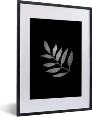 Produktbild von MuchoWow® Gerahmtes Poster Zweig mit dünnen länglichen Blättern auf schwarzem Hintergrund - schwarz und weiß 30x40 cm - Poster mit Schwarzem Bilderrahmen Wandposter Rahmen Foto Bilder - Wandposter Schlafzimmer