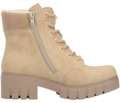 Das Bild zeigt einen beige Stiefel der auf einem weißen Hintergrund steht Der Stiefel ist von der linken Seite aus zu sehen und hat eine Schnürung bis zum Schaft hinauf