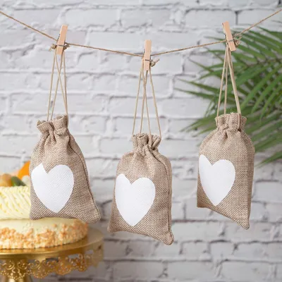 Produktbild von 50x Jutesäckchen mit Kordelzug, Kleine Säckchen - Herz Motiv - Stoffbeutel zum Befüllen Jutebeutel für Hochzeit Geburtstag Party Weihnachten Schmuckverpackung Mitbringsel DIY Handwerk 10x14cm