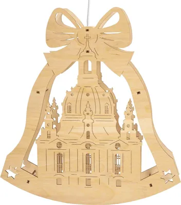Das Bild zeigt ein kunstvoll gestaltetes hölzernes Fensterbild in Form einer Glocke mit einer detaillierten Darstellung der Frauenkirche verziert mit einer großen Schleife oben und kleinen Sternen an den Seiten
