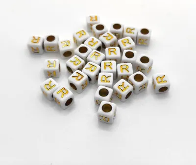 Immagine prodotto di Perline di lettere, 30 pezzi, 6x6 mm, bianche con oro, quadrate, lettera R