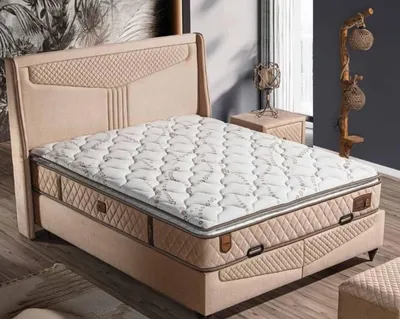 Produktbild von Elegantes Bett mit Matratze in Beige aus Holz und Textil