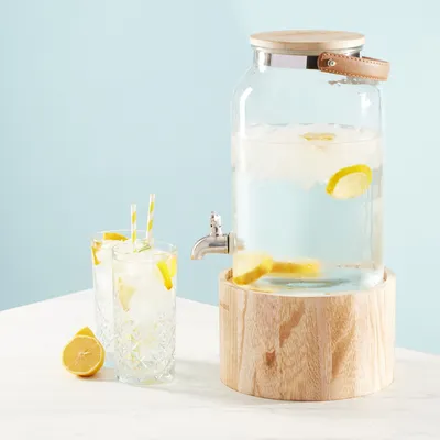 Produktbild von Navaris Getränkespender 5,6 Liter aus Glas - Zapfhahn aus Edelstahl mit Holz Ständer - Wasserspender Glasbehälter für kalte Getränke - mit Ledergriff