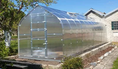 Produktbild von Gewächshaus KLASIKA STANDART 20 (2,5 x 8 m) mit fundament, 6 mm Polycarbonat und dachluken mit automatischen Öffnern.