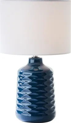 Zdjęcie produktu dla BRILLIANT niebieska ceramiczna lampa stołowa z białym kloszem z tkaniny ILYSA | dekoracyjna lampa stołowa z pośrednim przełącznikiem sznurkowym | 42 cm wysokości i 25 cm średnicy | gniazdo E14 maks. 40 W | ceramika/metal/tkanina