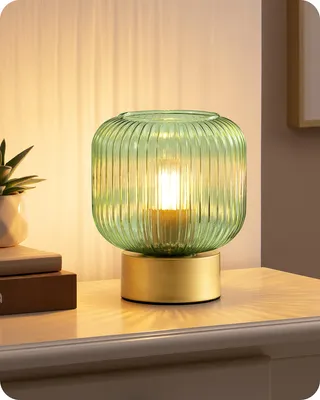 Zdjęcie produktu dla Lampa stołowa LED EDISHINE, z zielonym kloszem ze szkła i złotą metalową podstawą, w zestawie żarówka LED E27, 2700K, ciepła biel. Nowoczesna lampka nocna do salonu