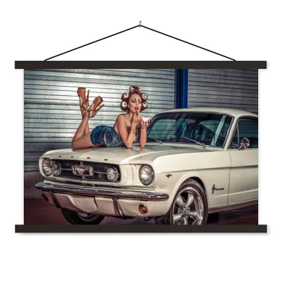 Produktbild von MuchoWow® Textilposter Auto - Oldtimer - Frau 60x40 cm mit schwarzem Rahmen - Hölzernes