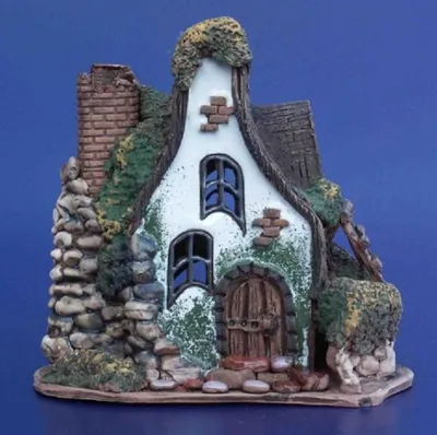 Ein malerisches Druidenhauses das mit viel Liebe zum Detail gestaltet wurde. Erdige Farbpalette.