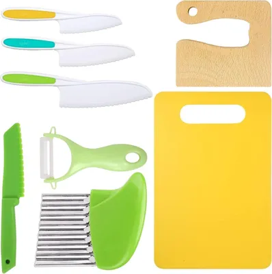 Produktbild von 8-teiliges Holz-Küchenmesser-Set für Kinder – mit sicheren Messern, gezackten Plastikmessern, Kartoffelschneidern, Sandwichschneidern, einem Schäler und einem Schneidebrett