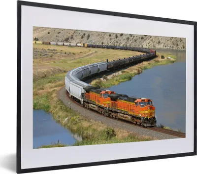 Produktbild von MuchoWow® MuchoWow® Gerahmtes Poster Ein orangefarbener Zug 40x30 cm - Poster mit zchwarzem Bilderrahmen - Bilderrahmen - Poster im Rahmen