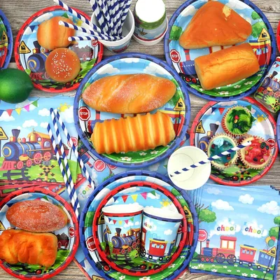Productafbeelding van Feestdecoratie voor trein-themafeestjes, inclusief borden, rietjes, servetten, bekers en een tafelkleed