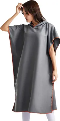 Imagen del producto de Uniqoos®: Poncho-toalla de microfibra con capucha, ultraligera, ideal para cambiarse y secarse en la playa o al surfear. Cuenta con botones a presión en los laterales y es adecuada para hombres y mujeres