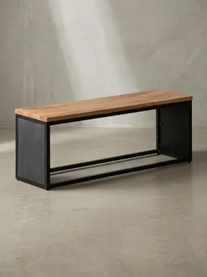Minimalistische Sitzbank mit einer 120 cm breiten Sitzfläche aus massivem Akazienholz und einem stabilen schwarzen Gestell, freigestellt vor weißem Hintergrund._#sku_SAFWL6.781#