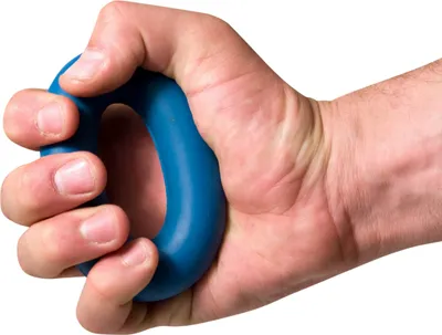 Hand; die einen blauen Handtrainer von Black Diamond hält; geeignet für Klettertraining.
