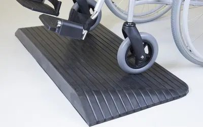 Produktbild von Gummi Türschwellenrampe schräg - 65 mm