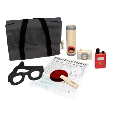 Produktbild von Plan Toys Detektiv-Set für Kinder mit Brille, Kamera und roter Linse zum Fußspuren erkennen