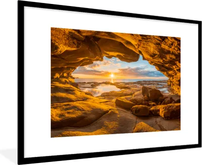 Produktbild von MuchoWow® Gerahmtes Poster Höhle - Meer - Horizont - Sonnenuntergang 90x60 cm - Poster mit Schwarzem Bilderrahmen Wandposter Rahmen Foto Bilder - Wanddekoration - Fotos