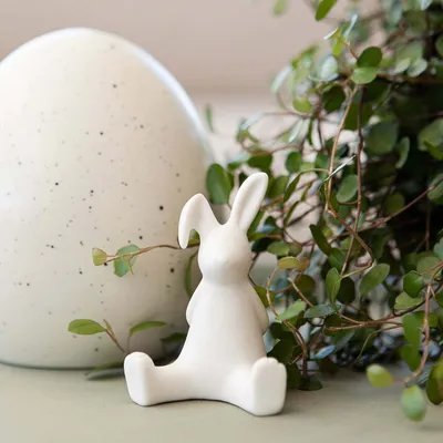 Produktbild von Handgefertigter sitzender Osterhase Stampe in Weiß, für Osterdeko, 5x4x6 cm